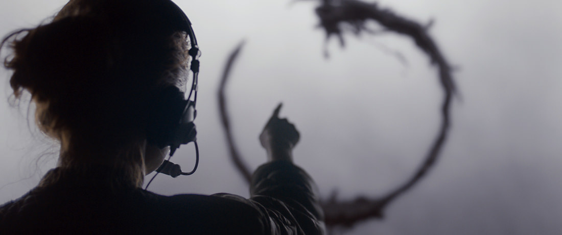 Louise Banks face à l’écriture heptapode dans Premier Contact (Arrival), Denis Villeneuve, 2016. © Paramount Pictures. Photogramme de presse, droits à vérifier avant toute publication.