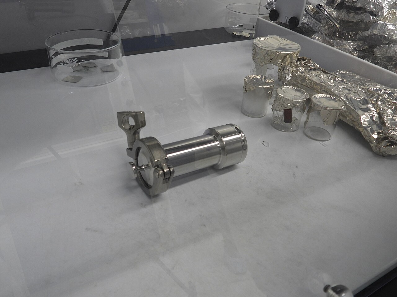 Échantillon de Bennu au centre Goddard de la NASA. Photo NASA, domaine public.