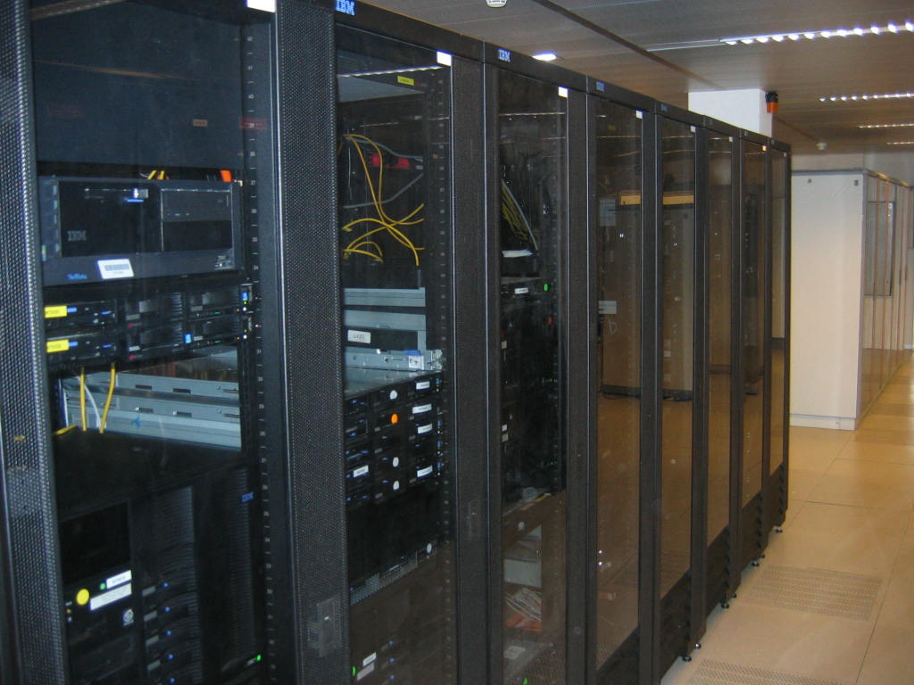 Data centre: AI’s “immaterial” world remains an infrastructure of metal, cables, electricity, water and territory. Photo: Wil Weterings, public domain, Wikimedia Commons.