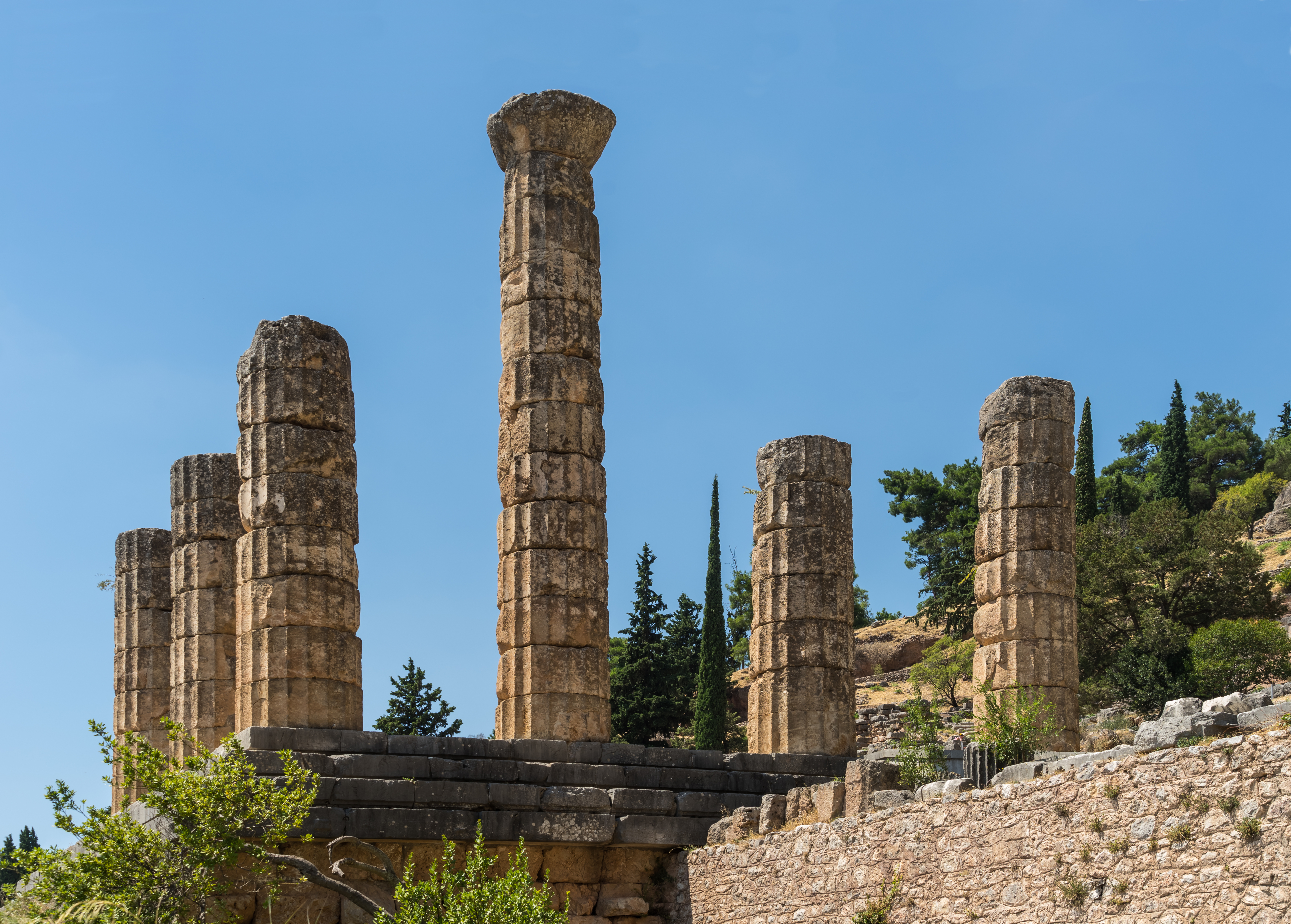 Temple d’Apollon à Delphes, lieu de l’oracle de la Pythie. Photo : Bernard Gagnon, Wikimedia Commons, CC BY-SA 4.0.