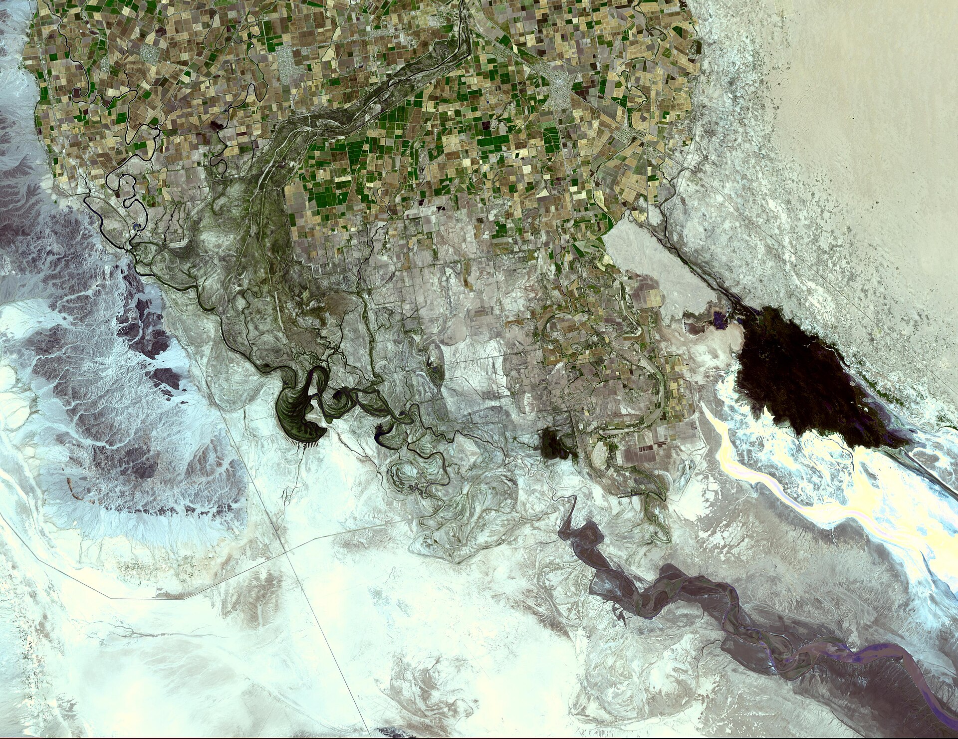 Delta du Colorado vu par le satellite ASTER. NASA / Wikimedia Commons, domaine public. Un milieu est un système de trajets et de bifurcations.