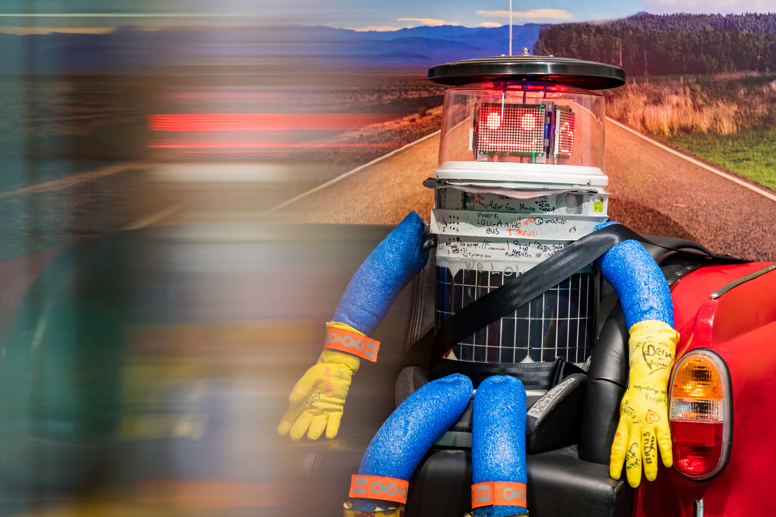 Replica of hitchBOT at the Heinz Nixdorf MuseumsForum, 2021. Photo: Sergei Magel/HNF / Wikimedia Commons, CC BY-SA 4.0.