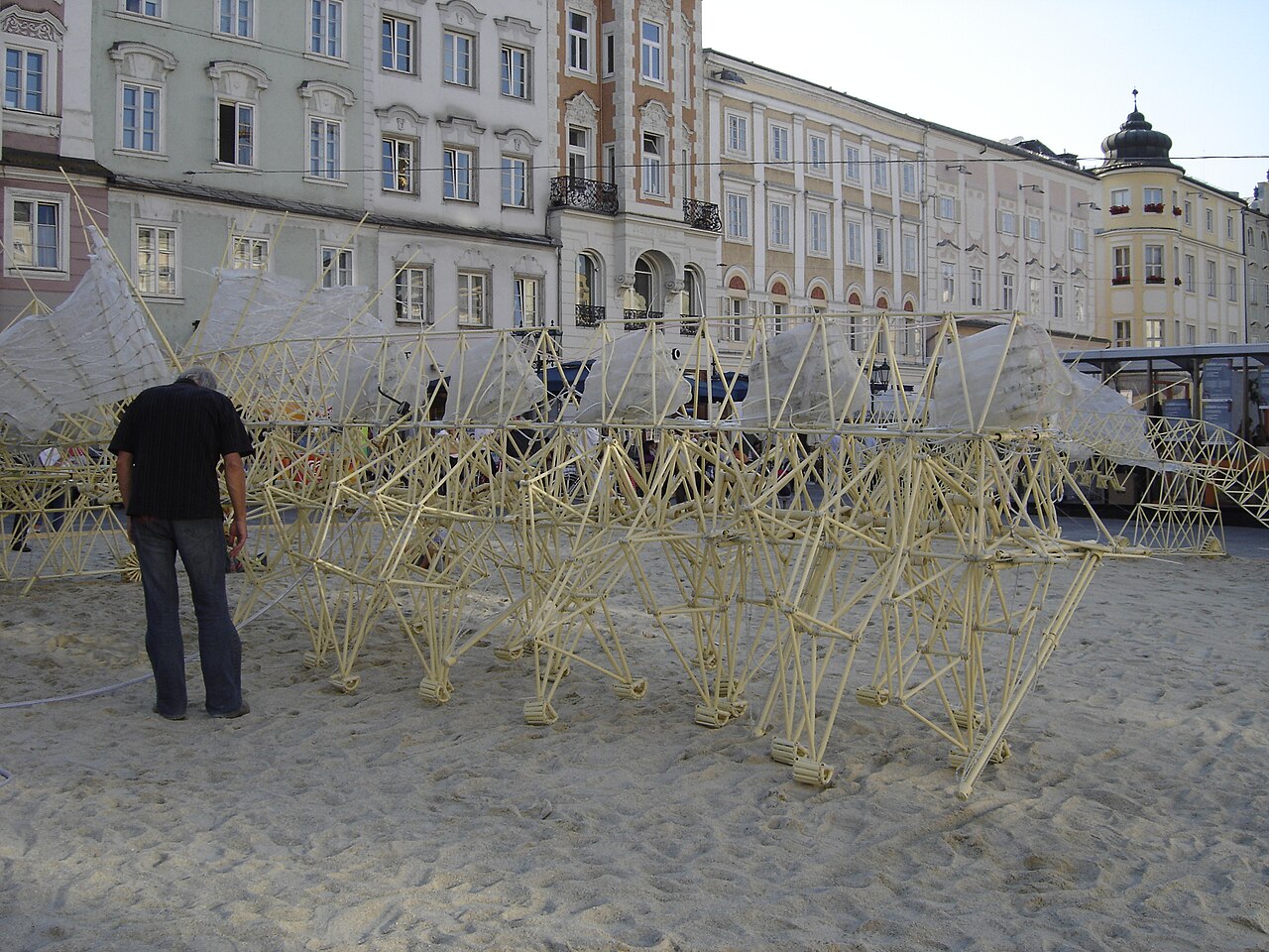 Une Strandbeest de Theo Jansen. Photo Eloquence, 2005, domaine public / Wikimedia Commons.