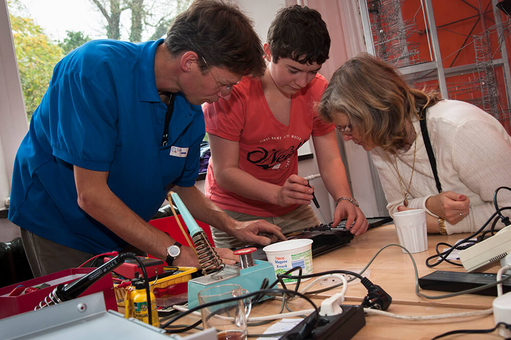 Rencontre de réparation. Photo publiée par Repair Café International, fichier MW-RCF-13-3.