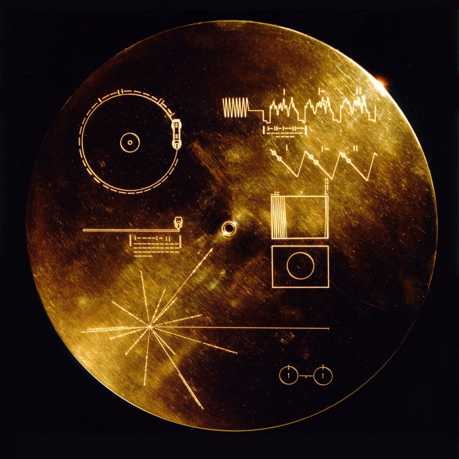 Pochette du disque d’or transporté par les sondes Voyager. NASA/JPL.