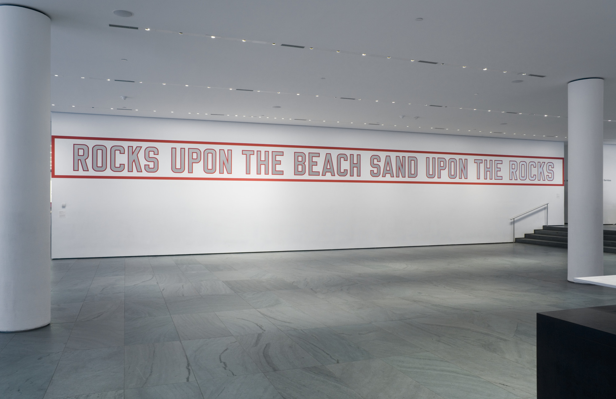 Lawrence Weiner, Rocks Upon the Beach Sand Upon the Rocks, 1988. © Lawrence Weiner / ARS. Photo : MoMA. Droits à vérifier avant publication.